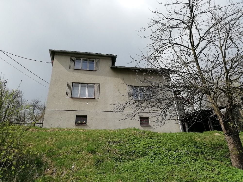 Prodej rodinného domu 204 m², pozemek 2542 m²
